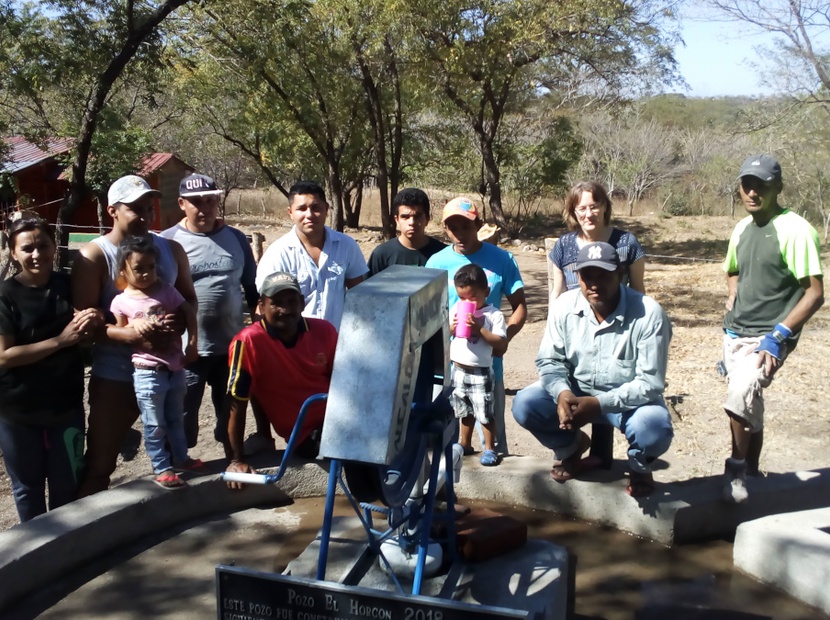 Pobladores en pozo El Horcón