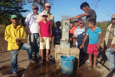 Comunitarios en pozo