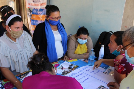 Reunión de grupo de mujeres para expresar la situación de los caps