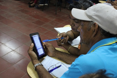 Miembro del Comité practicando el uso de su Tablet