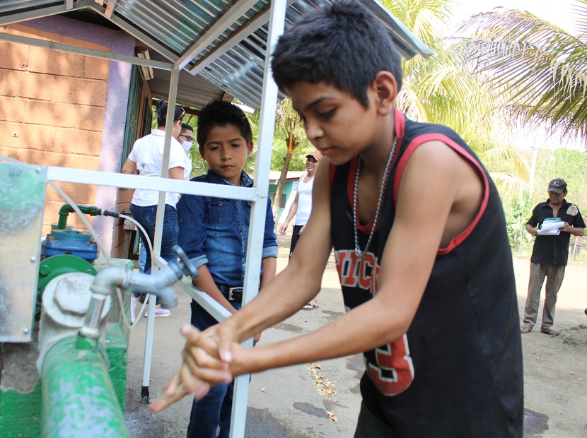 Niños aprendiendo a lavar sus manos CAPS Belén