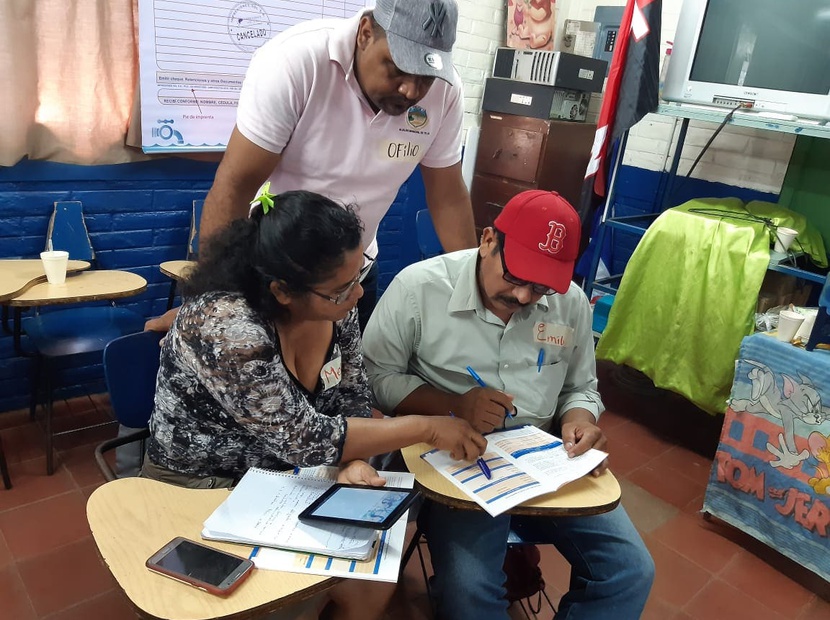 Miembros del CAPS realizando Prácticas de Encuestas Pre y Post en Controles Básicos