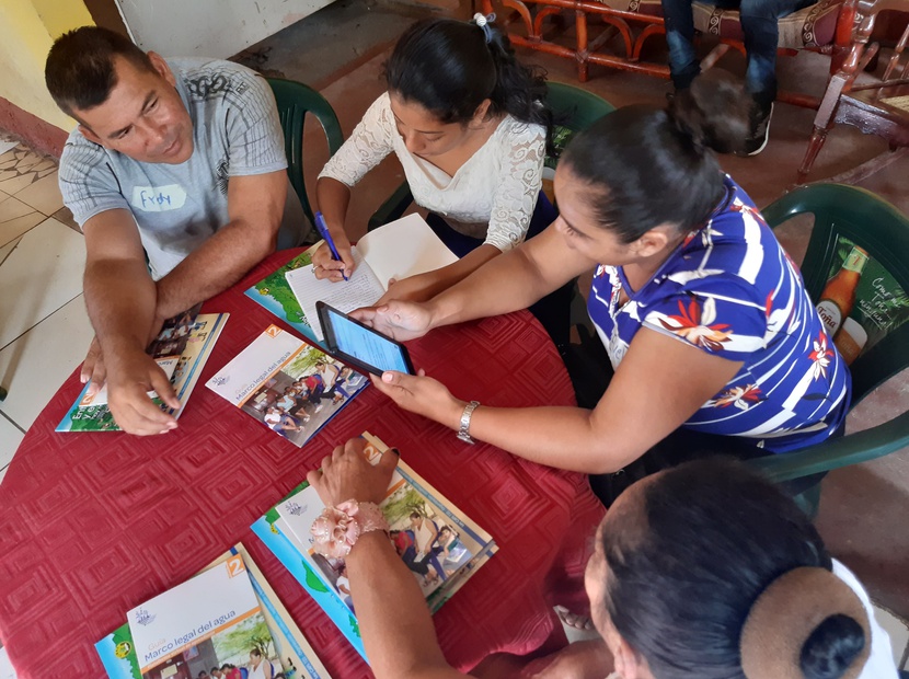 Miembros del CAPS estudiando sobre legalización