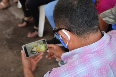 Hombre revisando los videos de género de la app CAPS Nicaragua