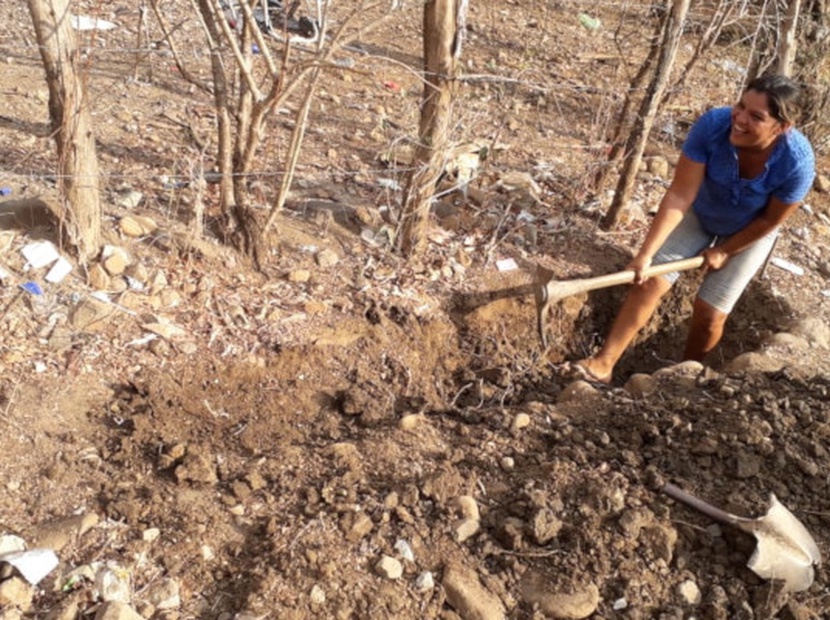 Zanjeo para la red de tuberías en Las Liras