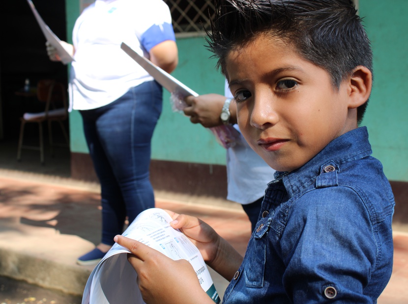 Niño leyendo información sobre el lavado de manos en tiempo de COVID-19