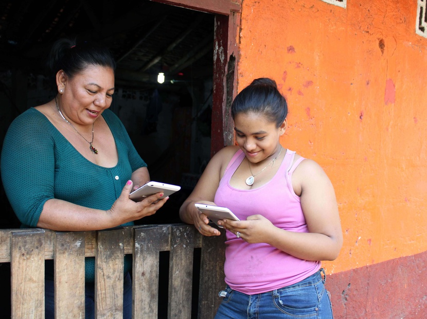 Amigas y vecinas poniendose al día en redes sociales