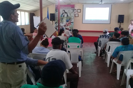 Intervención de uno de los participantes en la asamblea