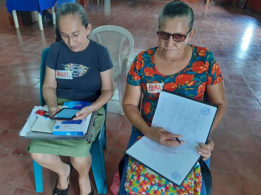 Señoras de la tercera edad en pleno apogeo tecnológico- Larreynaga