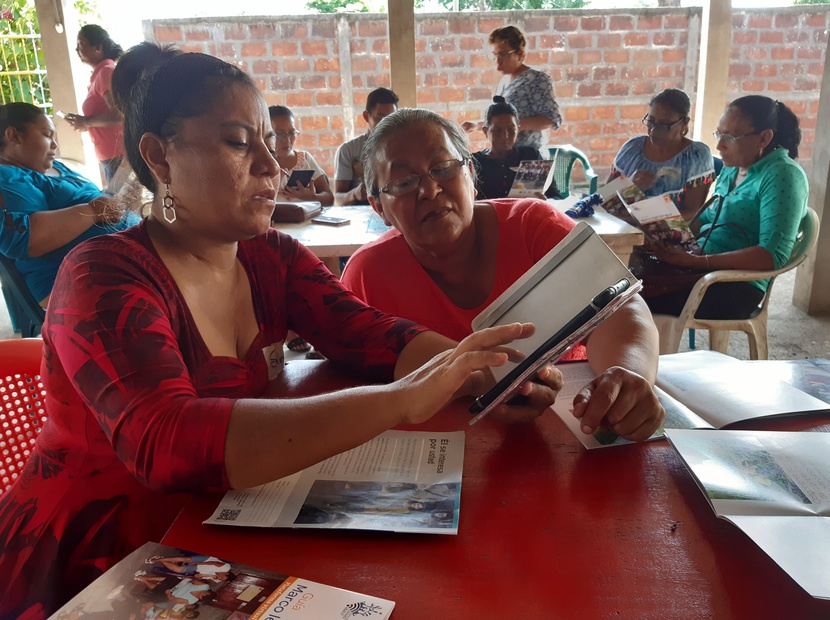 CAPS en Chinandega revisando su material