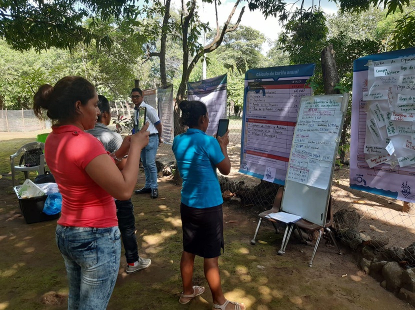 Miembros de los CAPS tomas fotos de la actividad en Chinandega