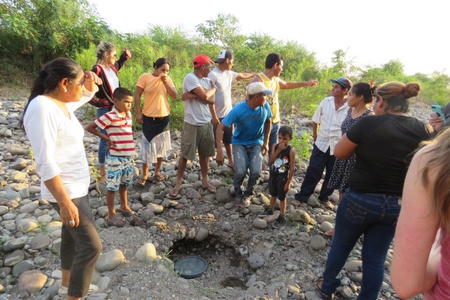 Pobladores en el río Negro, Comunidad Las Liras