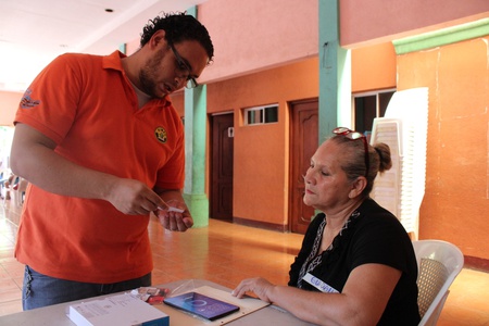 Especialista TIC enseñando sobre dinámica de uso TIC