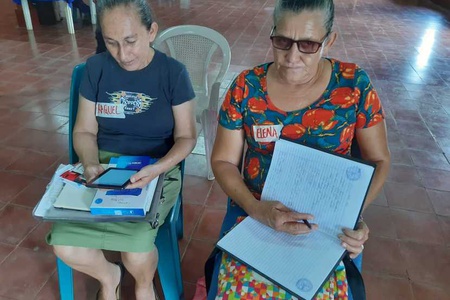 Sras. de la Tercera Edad usando la Tablet