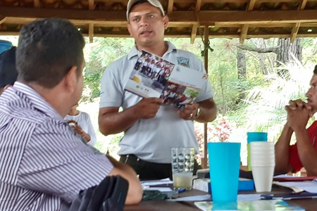 Miembro del UMAS apoyando en la enseñanza