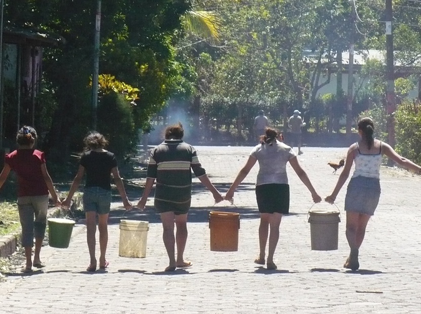 De consumir agua con larvas a tener acceso al agua potable