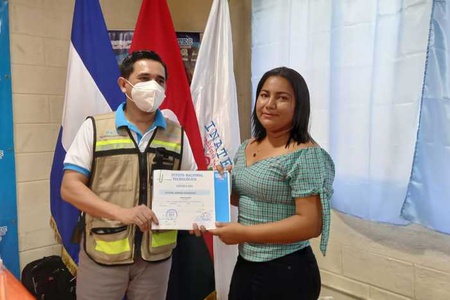 Representante de Nuevo FISE haciendo entrega de certificaciones