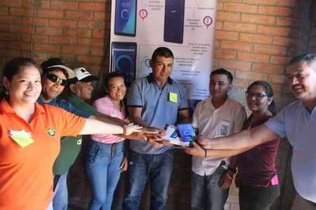 Equipo recibiendo las Tablets para empezar a trabajar