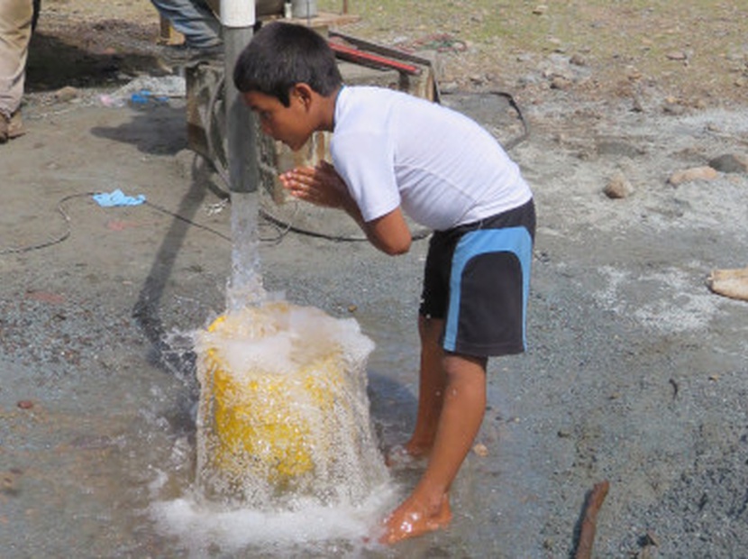 ¡Y el agua brotó!