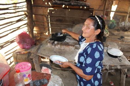 Doña Teresa lista para el almuerzo